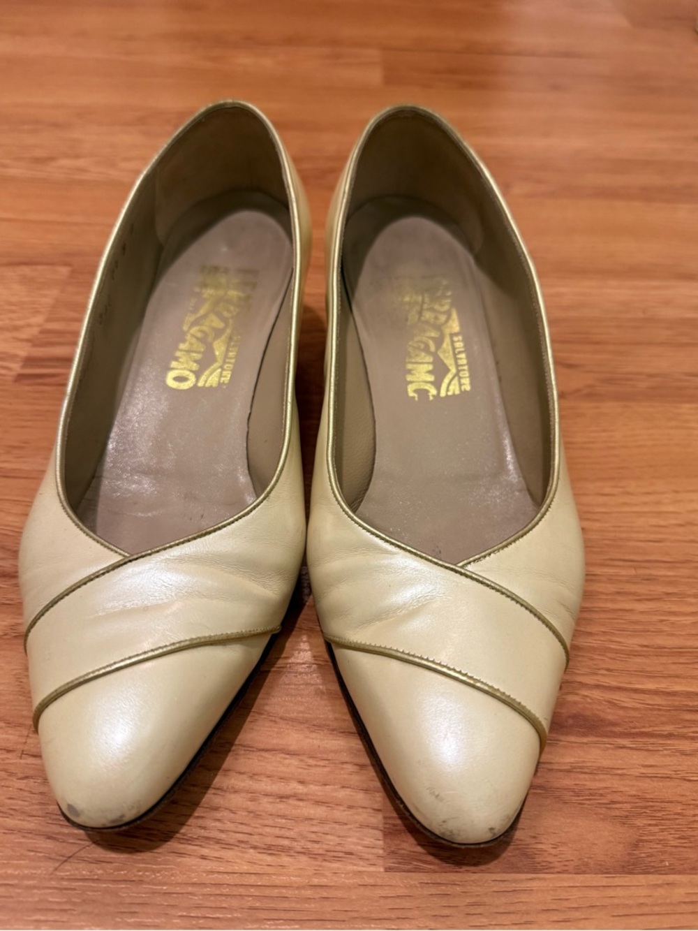 Timeless Vintage Elegant Kitten Heel Salvatore Ferragamo Cream Leather